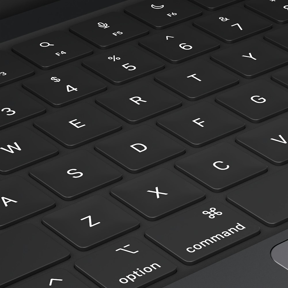 白い文字の黒いキーボードのクローズアップ