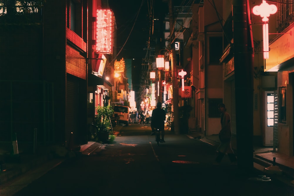 Un homme marchant dans une rue la nuit