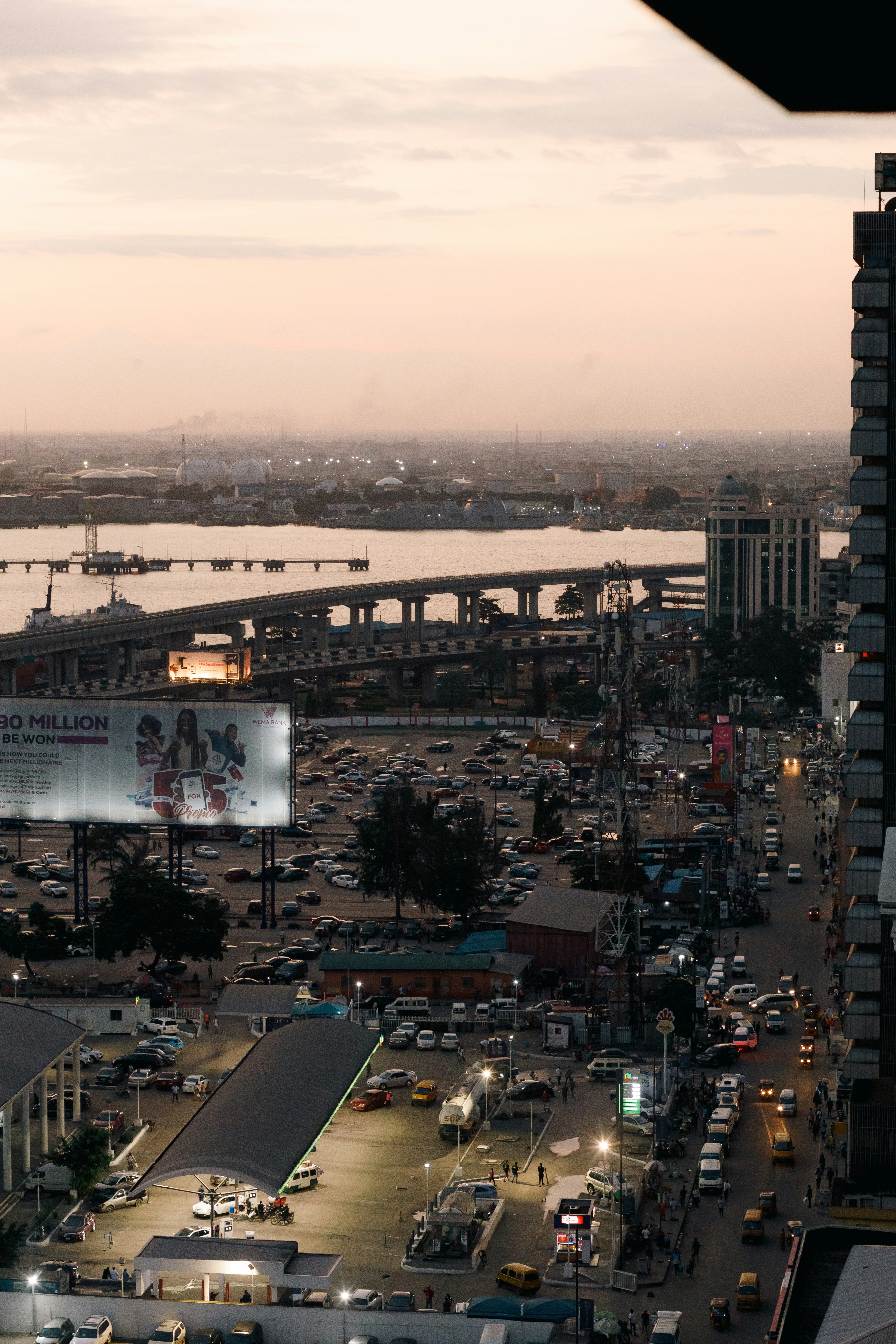 Una vista de una calle concurrida de la ciudad con un puente al fondo