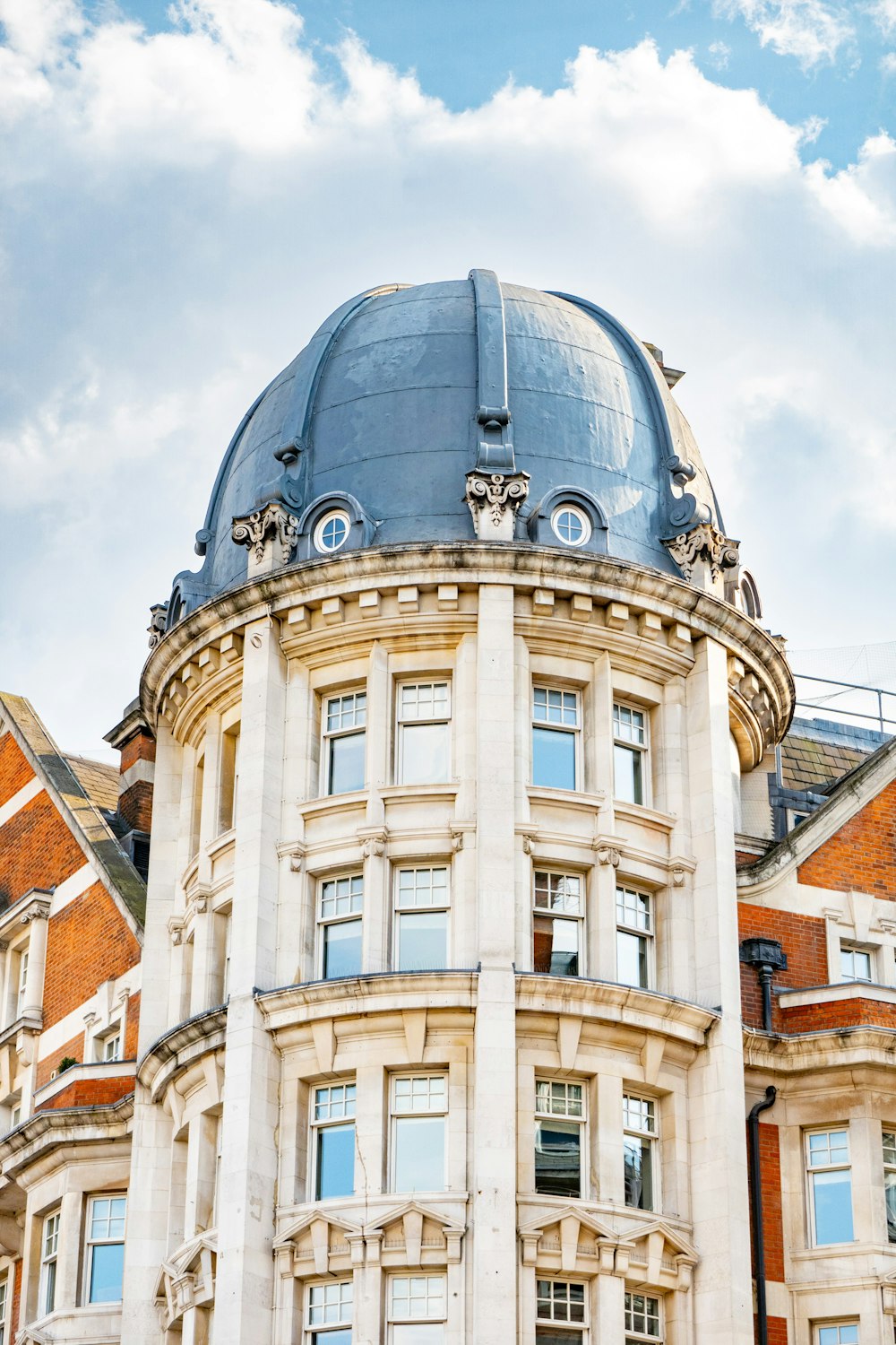 Un grande edificio con una cupola blu sopra di esso