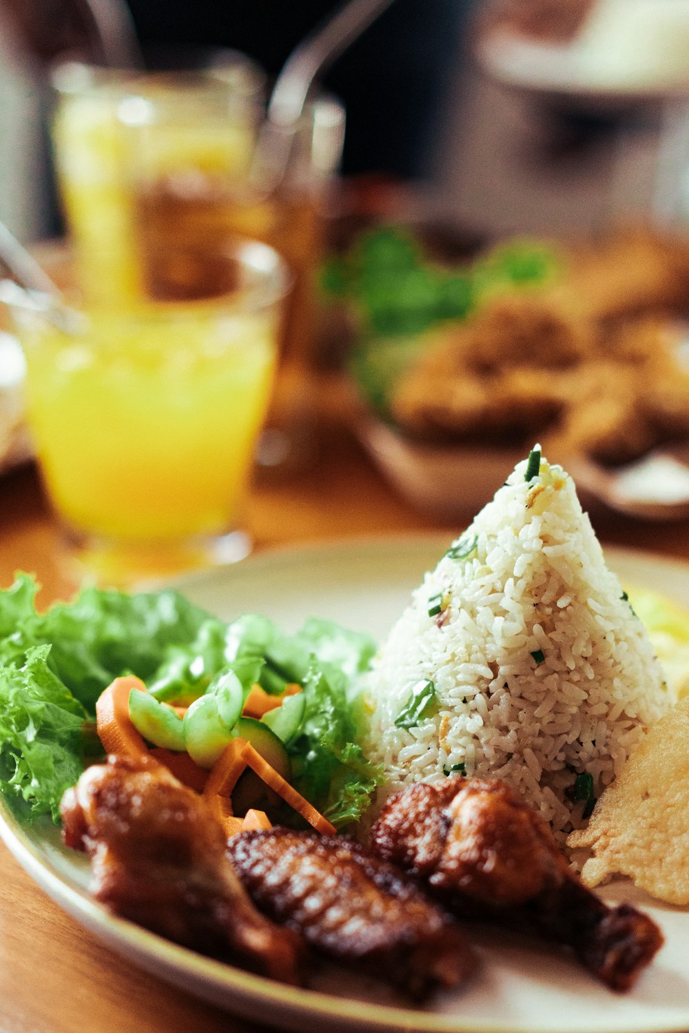 un plato blanco cubierto con carne y arroz