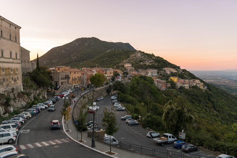 Una strada cittadina con auto parcheggiate sul lato della strada