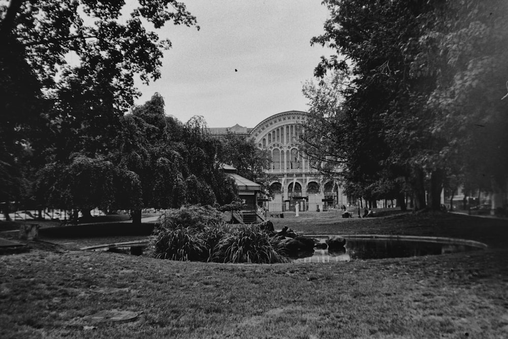 Una foto in bianco e nero di un edificio in un parco