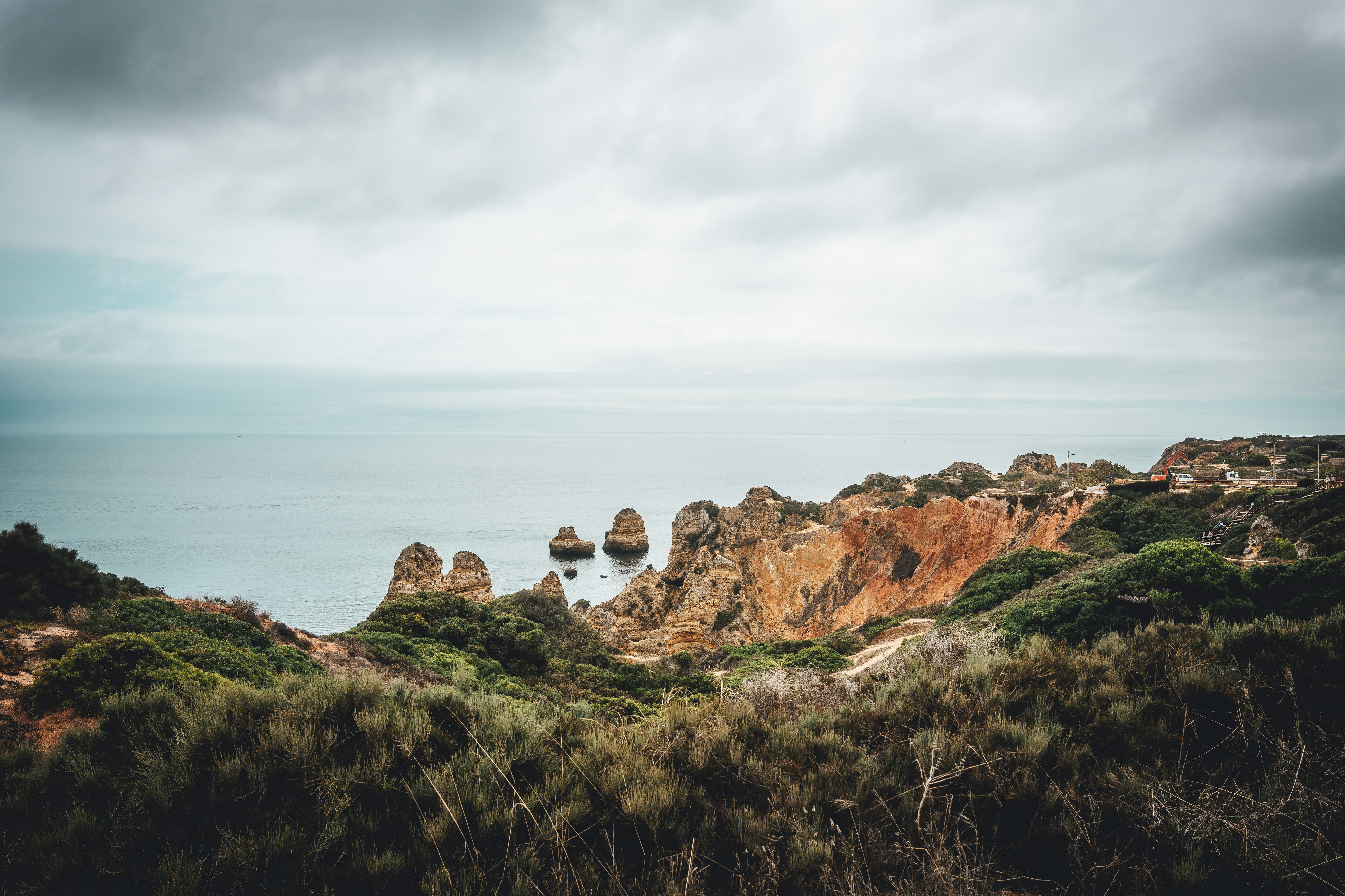 Una vista del océano desde un acantilado rocoso
