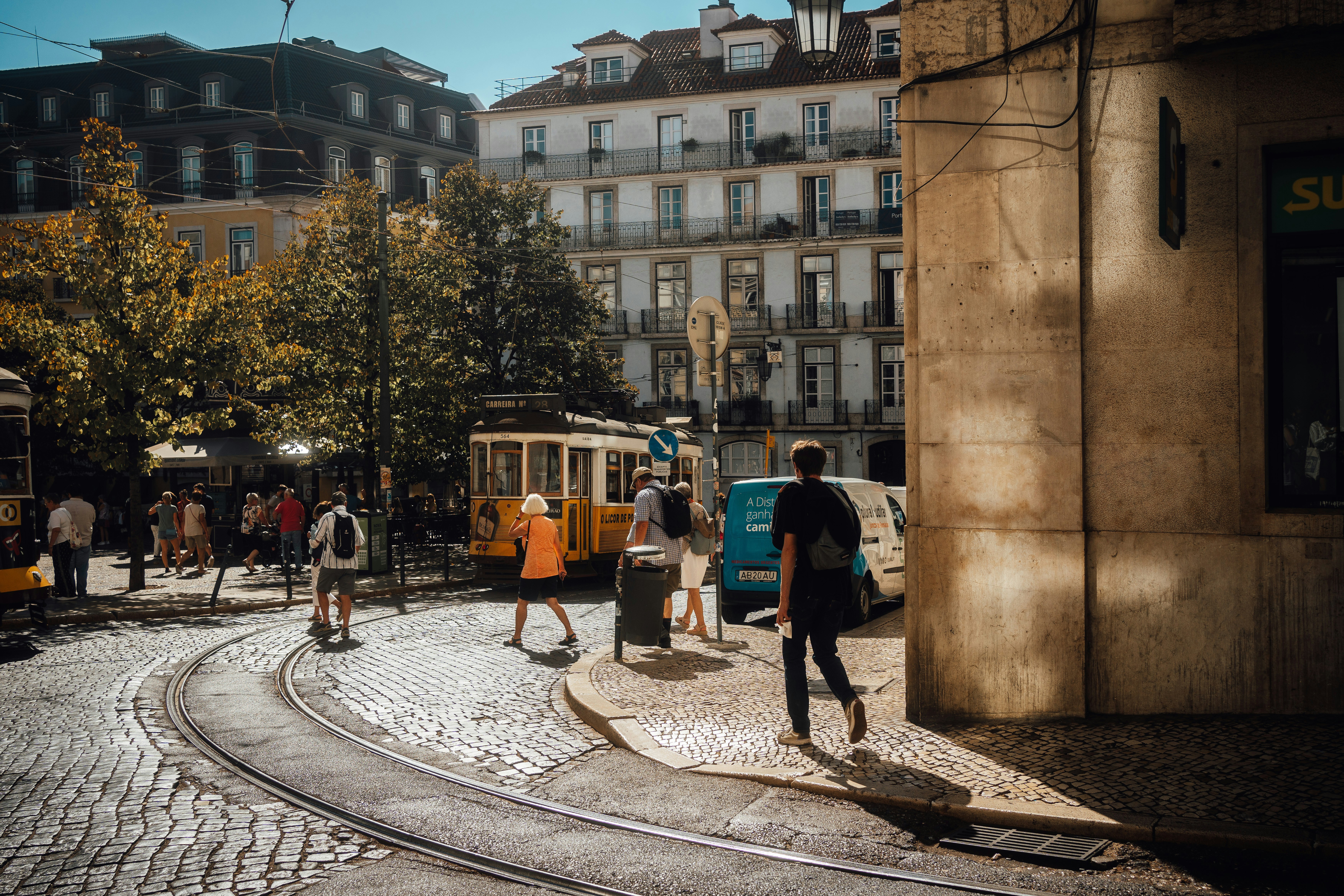 Un grupo de personas caminando alrededor de una estación de tren