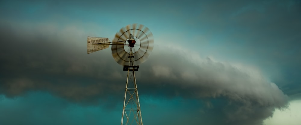 um moinho de vento no meio de uma tempestade