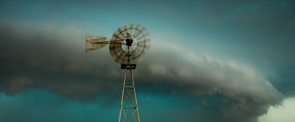 Un molino de viento en medio de una tormenta