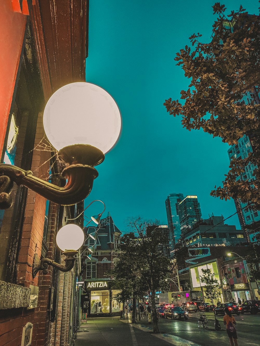 a street light sitting on the side of a building