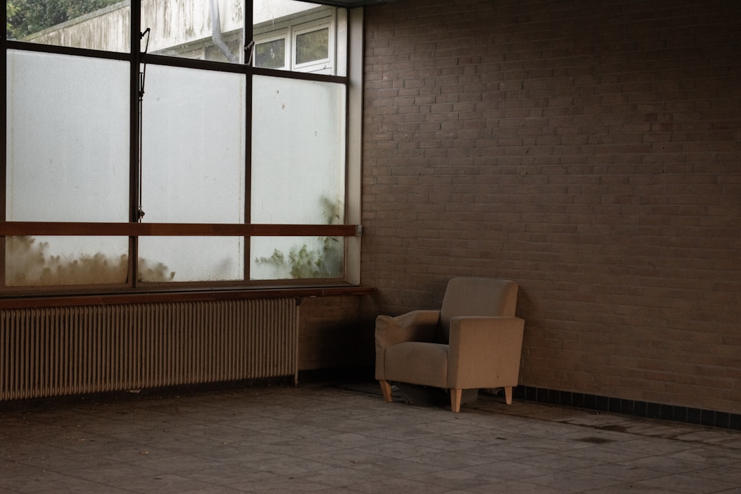 Leerlingen lezen samen in een klaslokaal