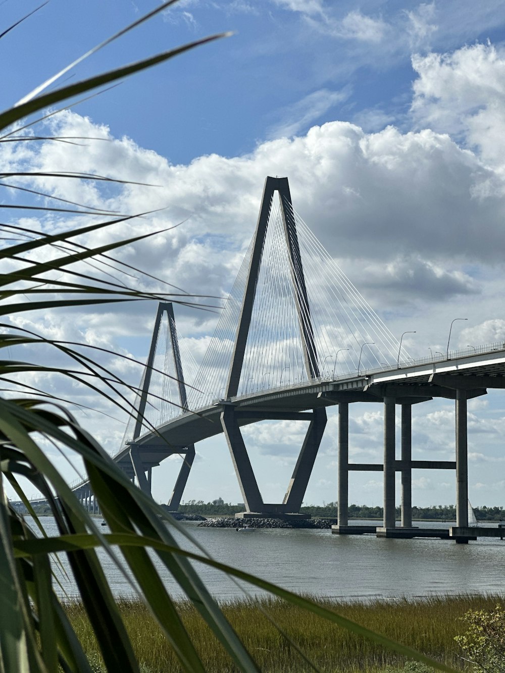 un grande ponte che si estende su un grande specchio d'acqua