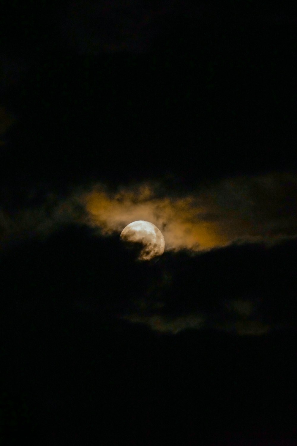 Ein Vollmond ist durch die Wolken zu sehen