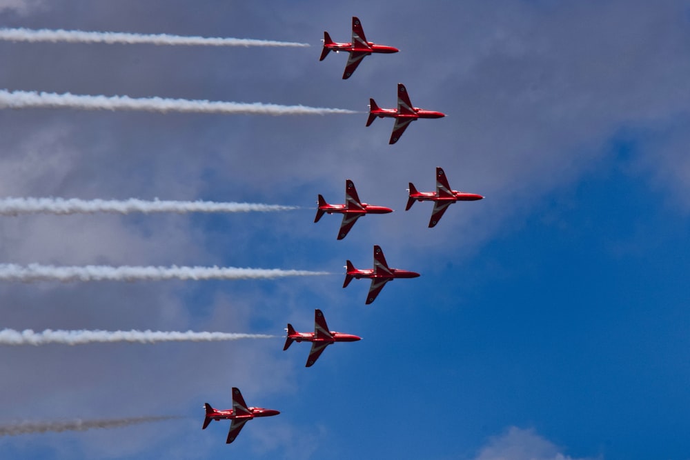 Un gruppo di aeroplani che volano in formazione nel cielo