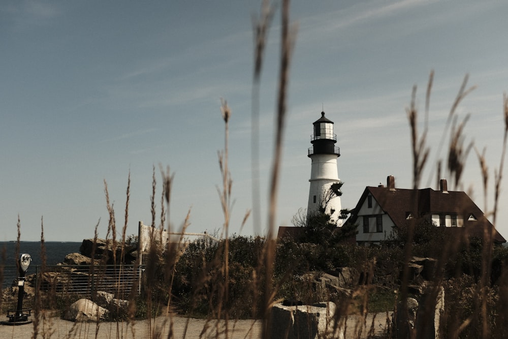 Un faro su una costa rocciosa vicino all'oceano