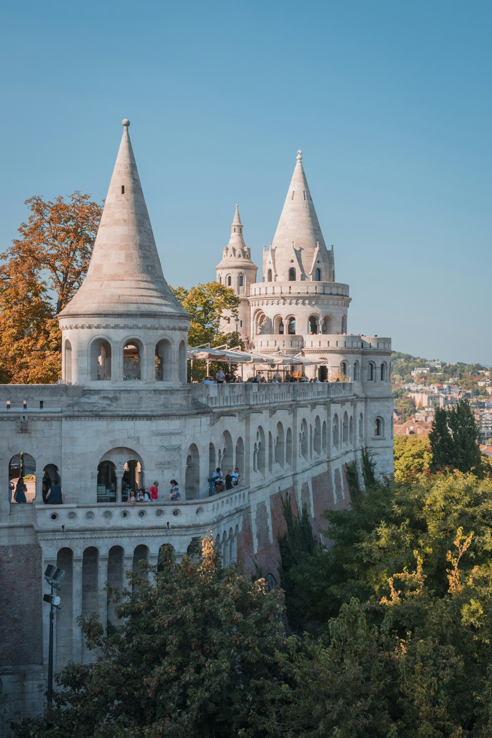 Un castillo como un edificio con mucha gente encima