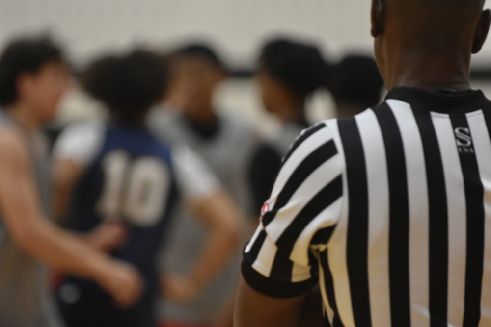 un groupe d’hommes jouant au basketball