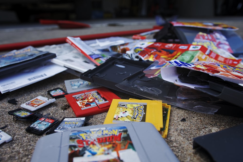 Ein Haufen Nintendo-Spiele, die auf dem Boden liegen