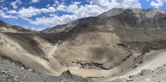 A panoramic view of the Ebro River flowing through Aragón's landscape