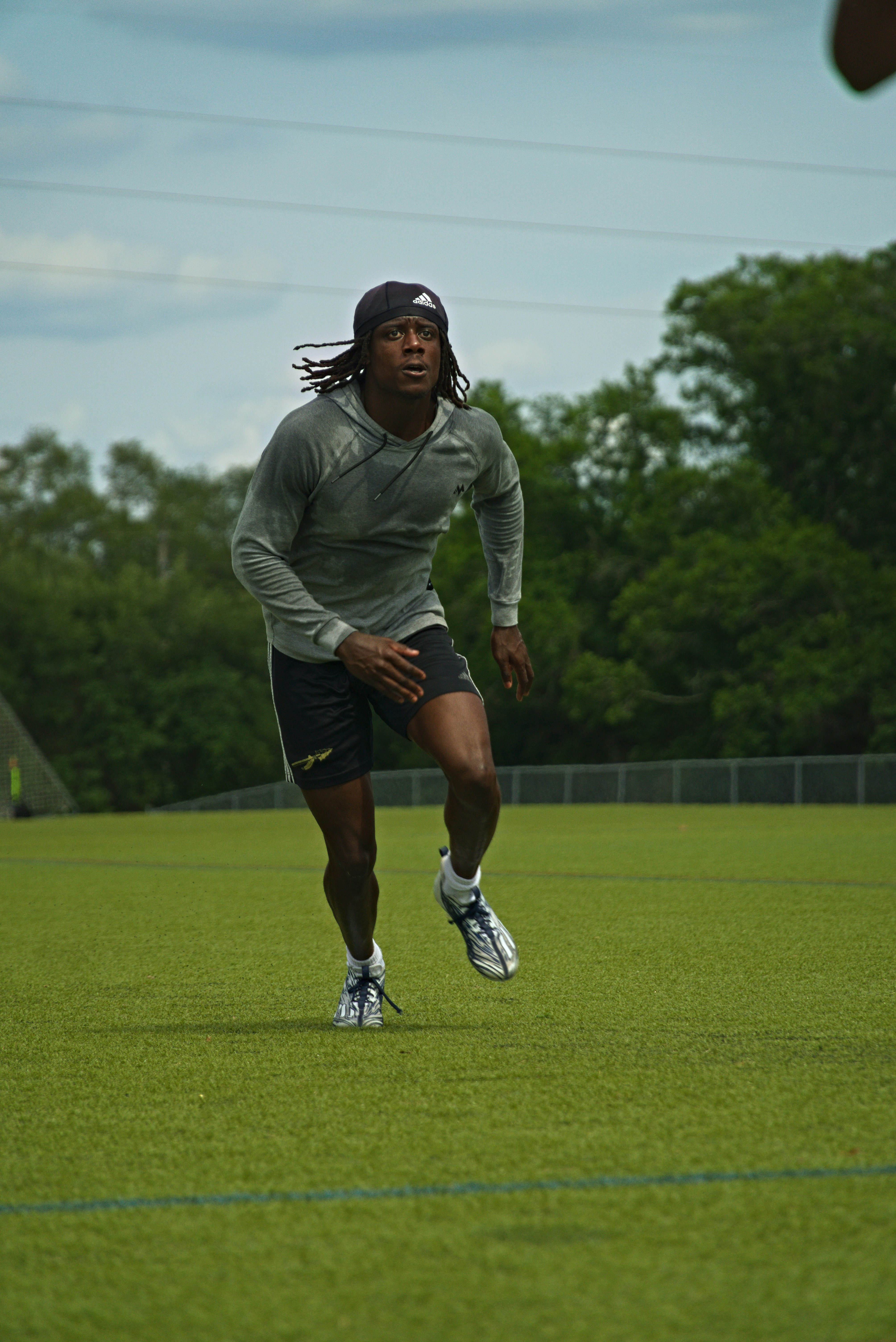 Un hombre corriendo por un campo con un frisbee