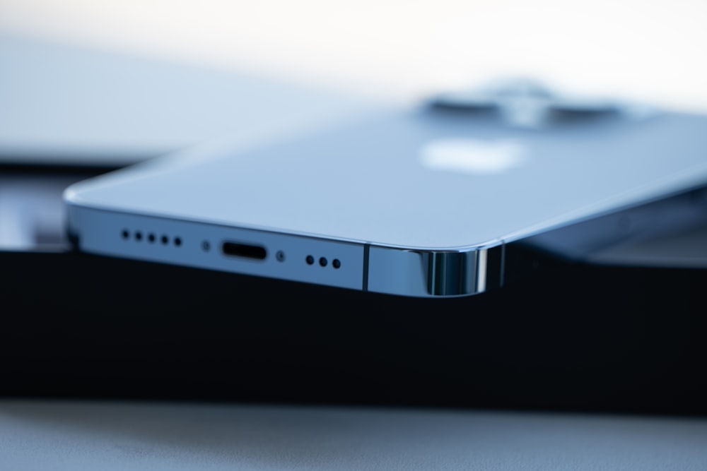 Um close up de um laptop Apple prateado