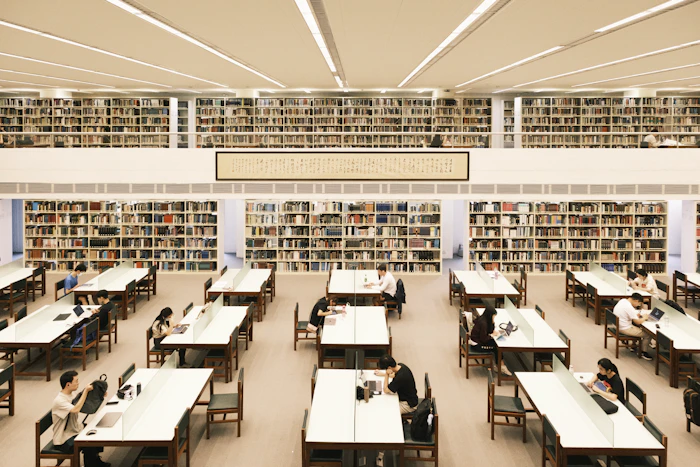 Une grande bibliothèque remplie de nombreux livres