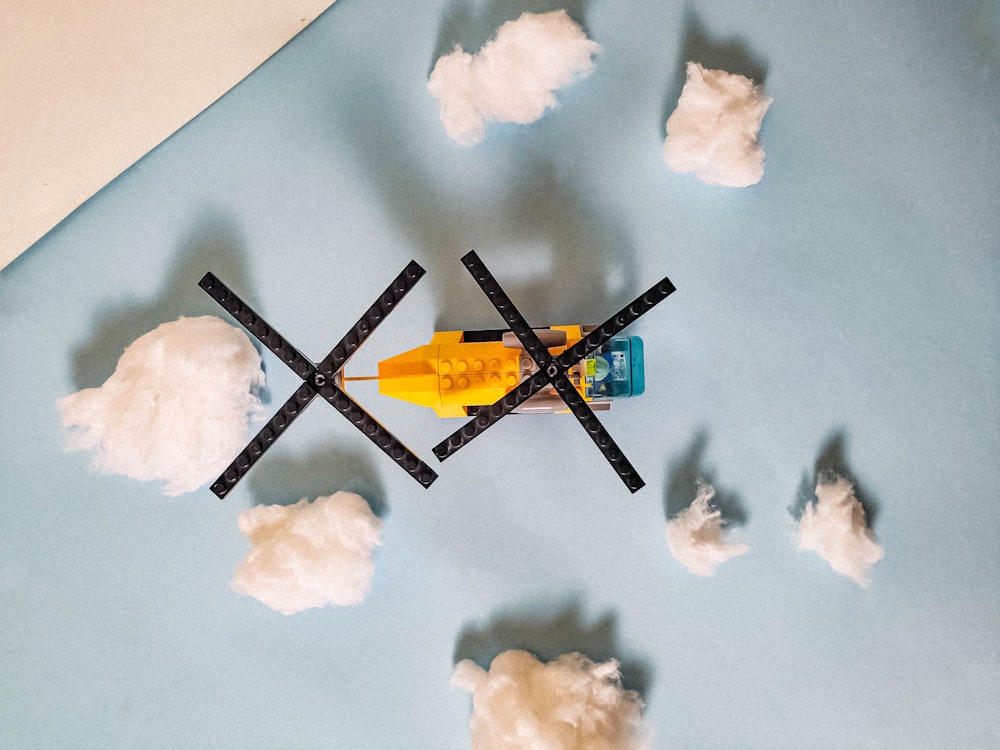 Un modelo LEGO de un avión con nubes a su alrededor