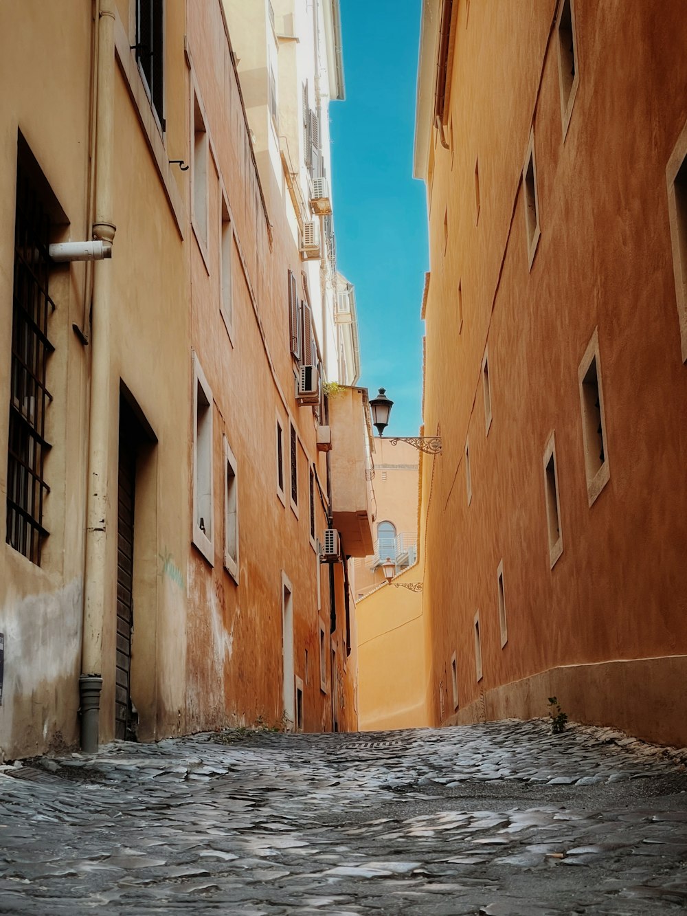 a narrow alley way between two buildings