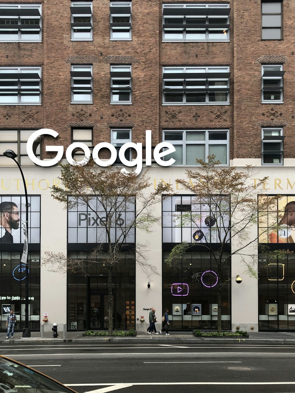 Un edificio con un anuncio de Google en el lateral
