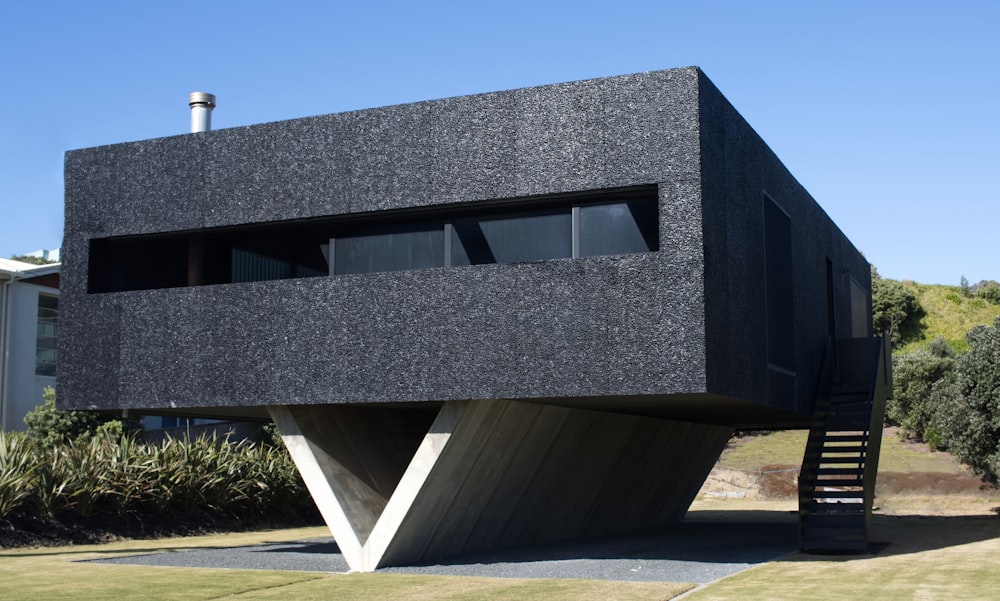 Un edificio nero con una scala che conduce ad esso