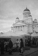 An old black-and-white photo of a bustling Argentine street market.