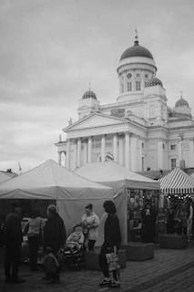 A black and white photo of a traditional Vernier market scene from the early 1900s.