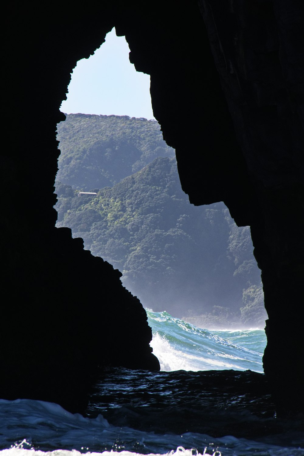 une vue de l’océan de l’intérieur d’une grotte
