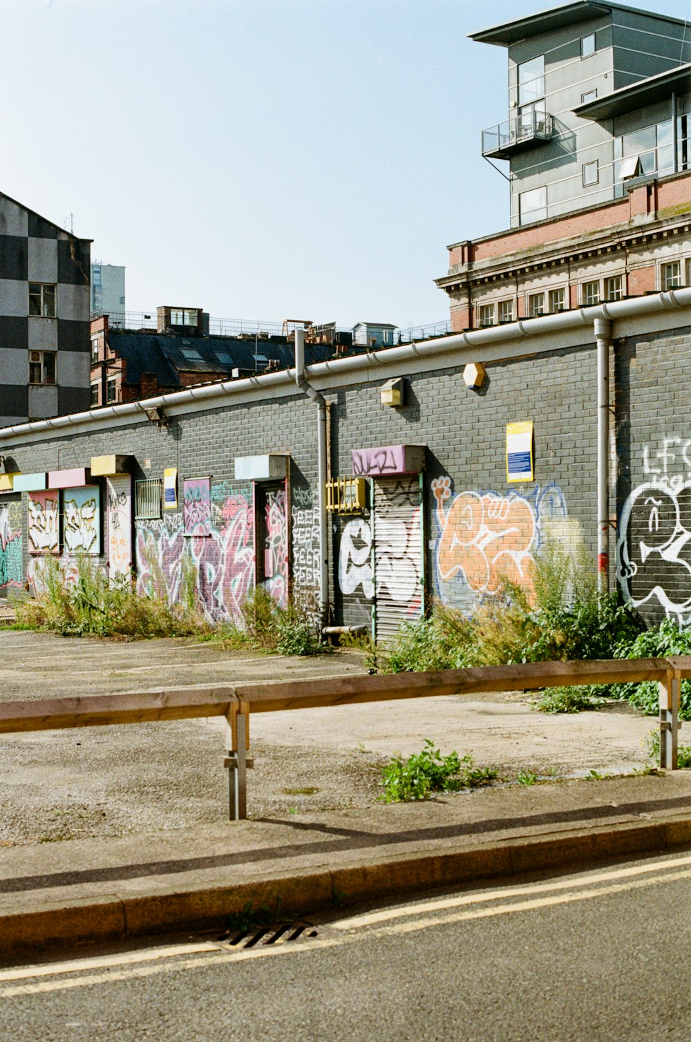 Un edificio con graffiti en el lateral