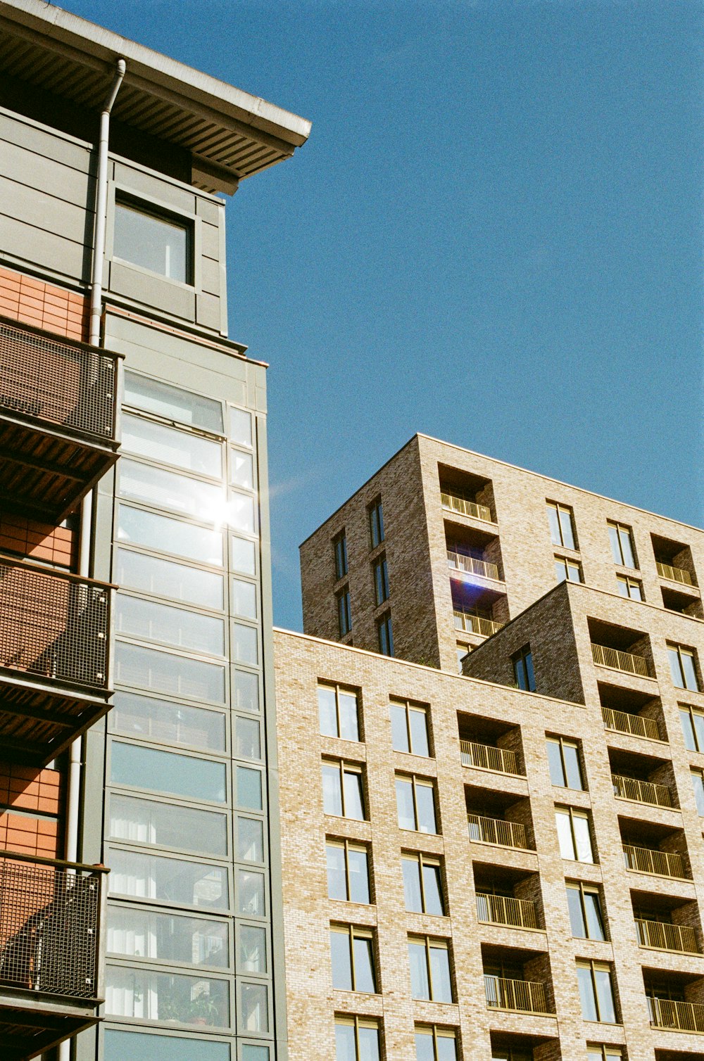 Un edificio alto al lado de un edificio muy alto