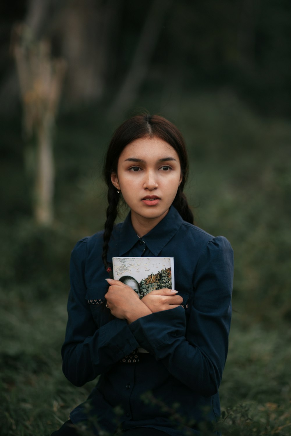Une jeune femme tenant un livre dans ses mains