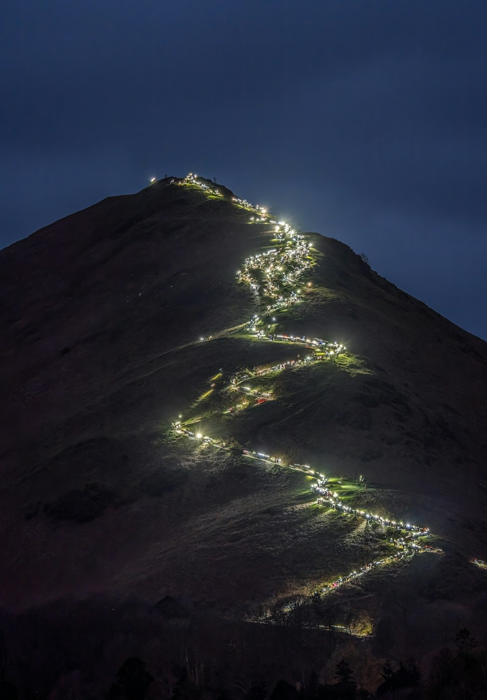 Una montaña muy alta con muchas luces
