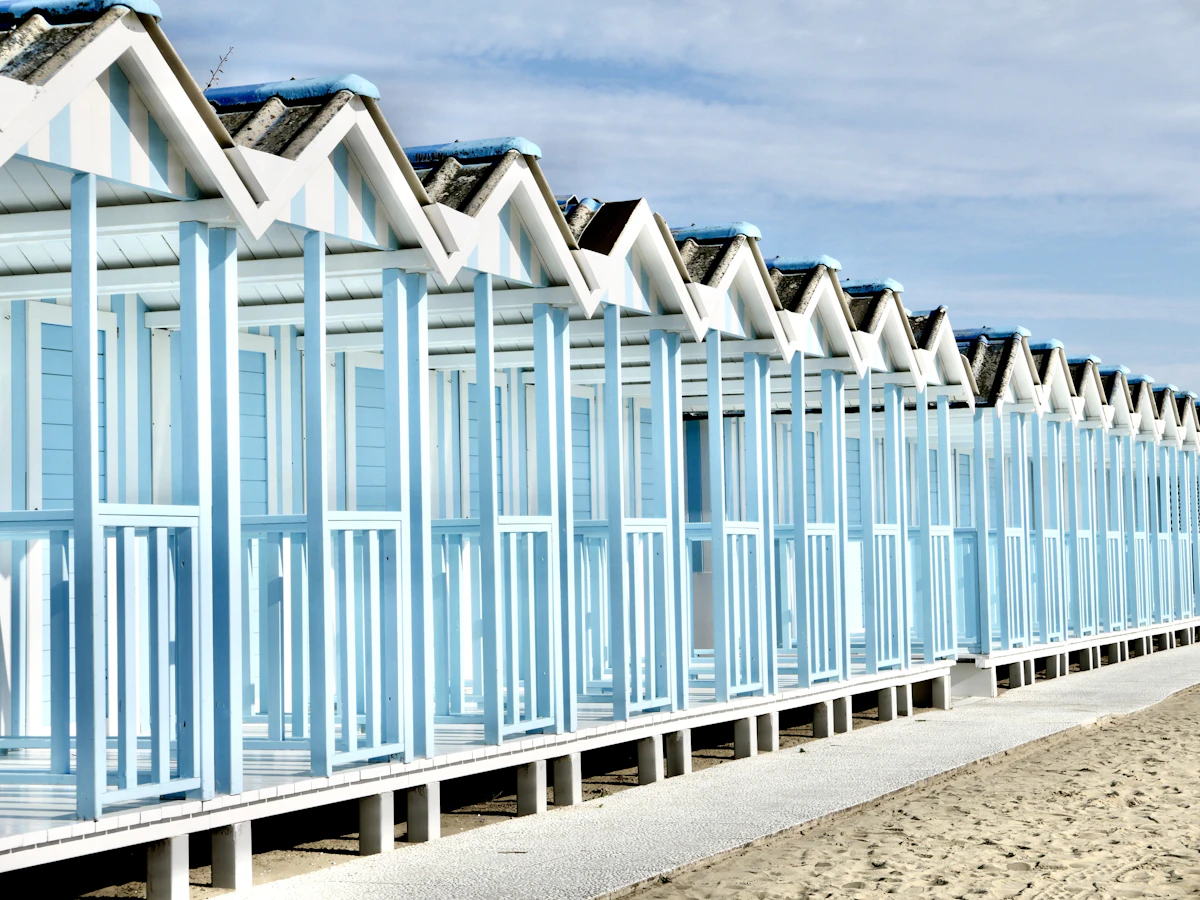 Le cabine colorate di uno stabilimento balneare in Versilia