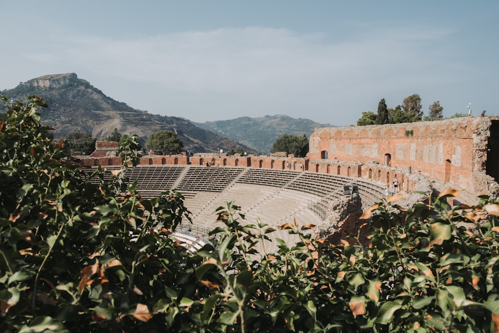 Una vista de un anfilo romano con montañas al fondo