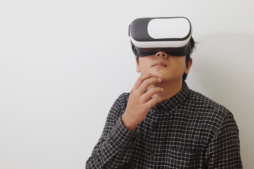Un hombre con un casco de realidad virtual