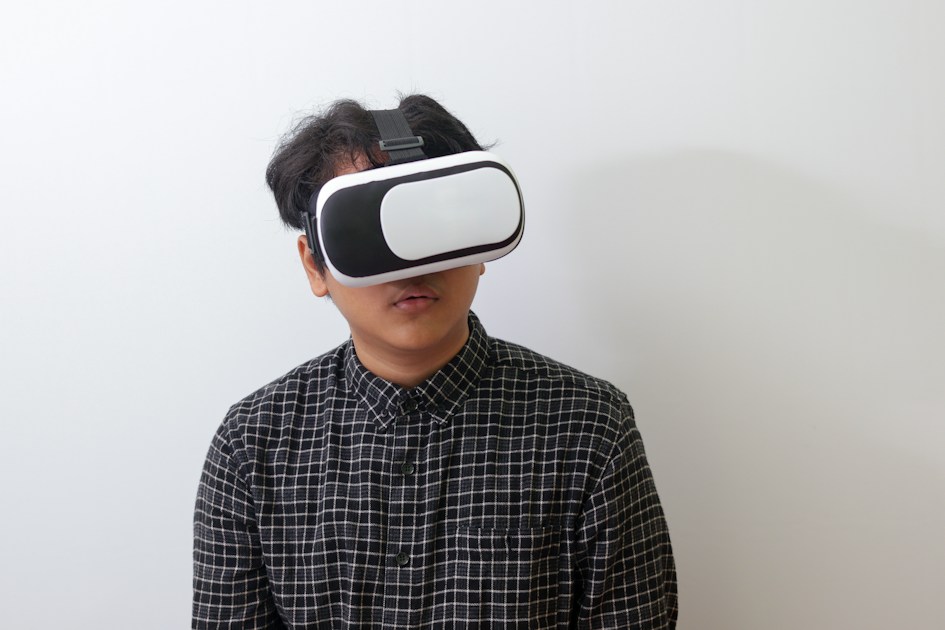 Pengguna memakai kacamata VR canggih tanpa pengontrol genggam