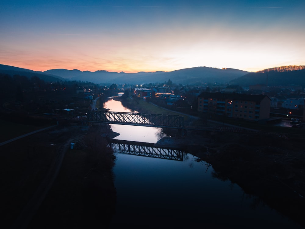 Le soleil se couche sur une rivière et un pont