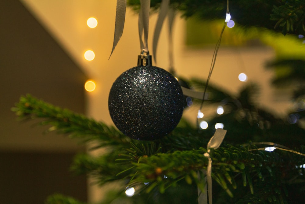 Un adorno navideño colgando de un árbol de Navidad