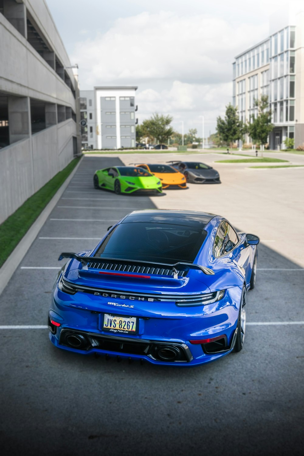 Un'auto sportiva blu parcheggiata in un parcheggio