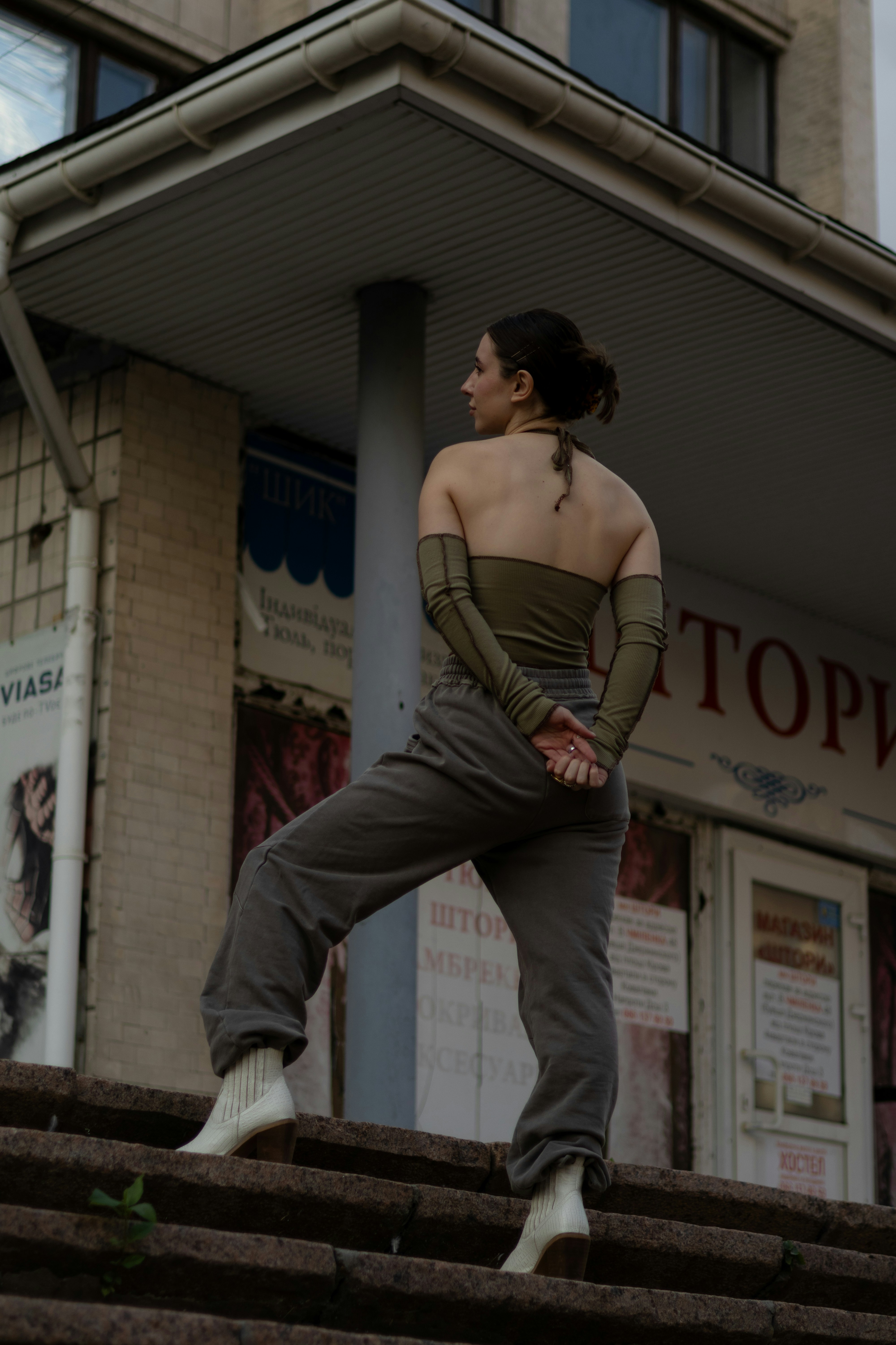 una mujer parada en los escalones frente a un edificio