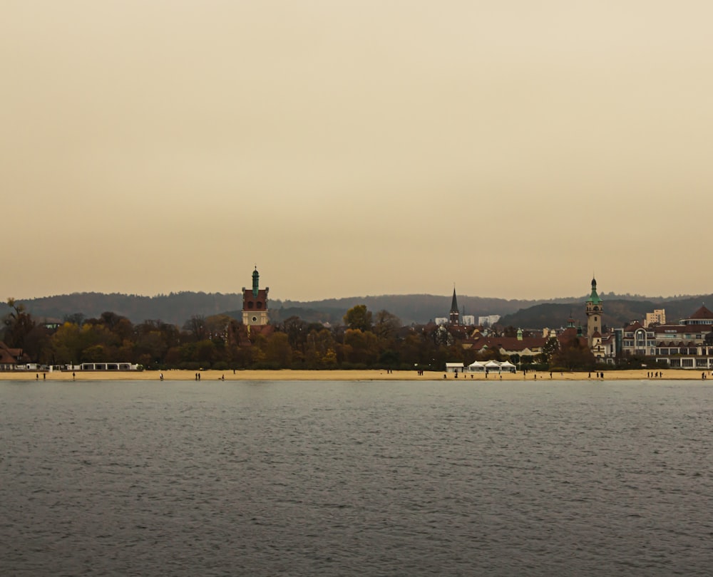 Un grand plan d’eau avec une ville en arrière-plan