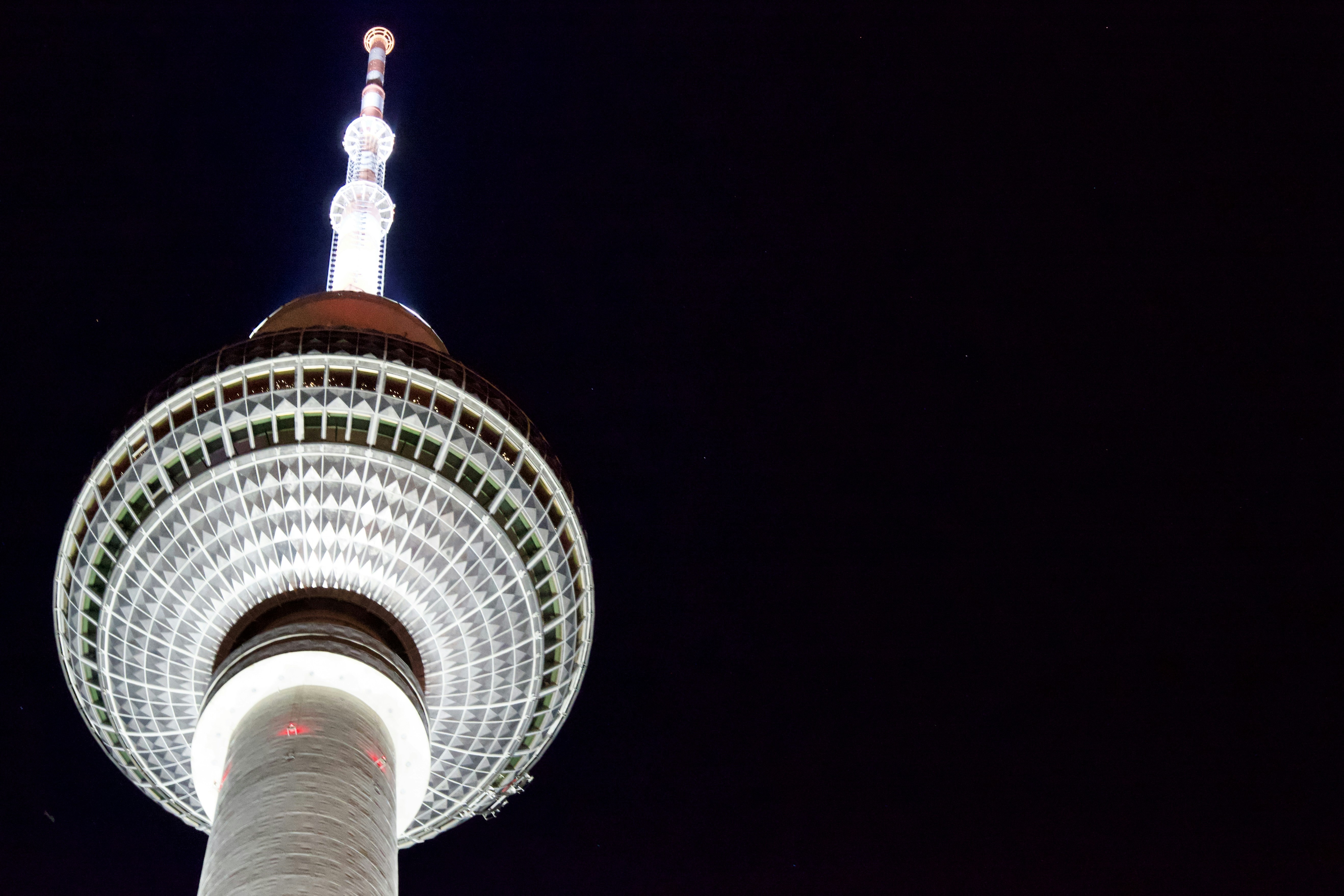 ein sehr hoher Turm mit einer Uhr an der Seite