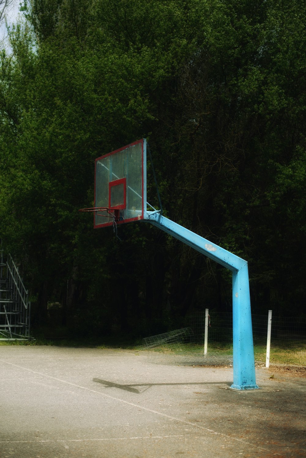 un panier de basket-ball au milieu d’un terrain de basket-ball