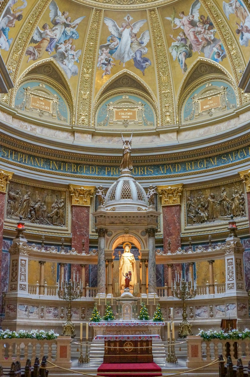 L'interno di una chiesa con una statua al centro