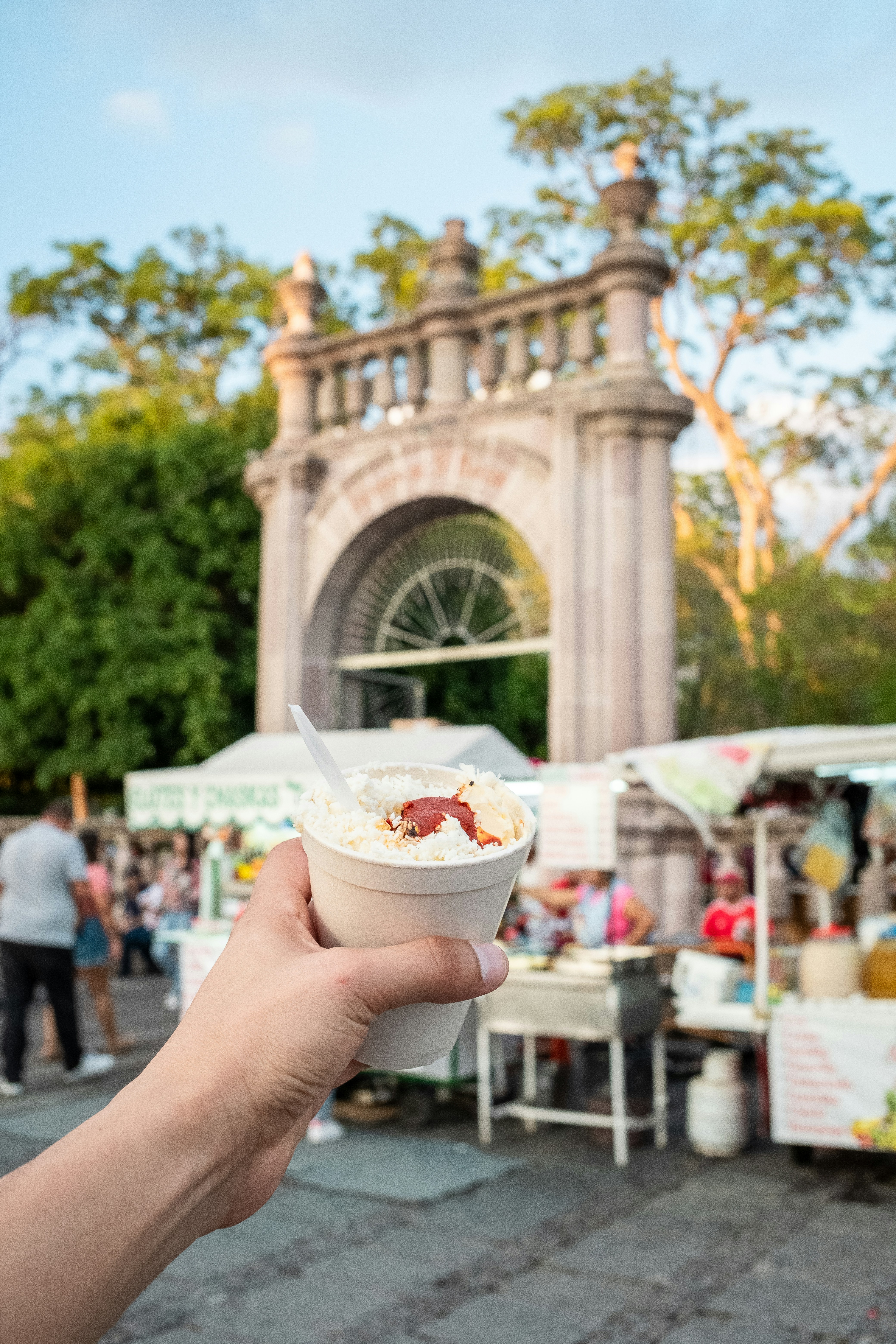 建物の前で食べ物を持っている人