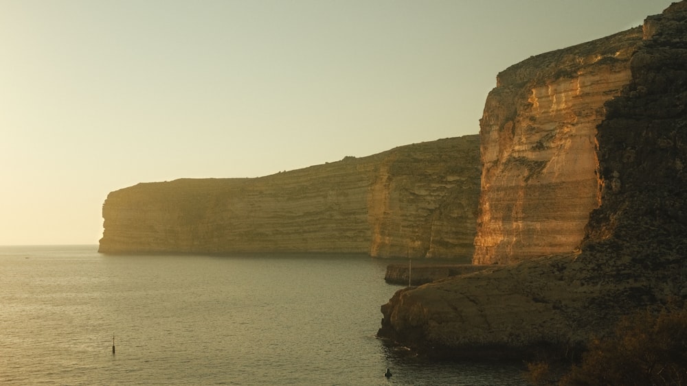 un plan d’eau avec une falaise en arrière-plan