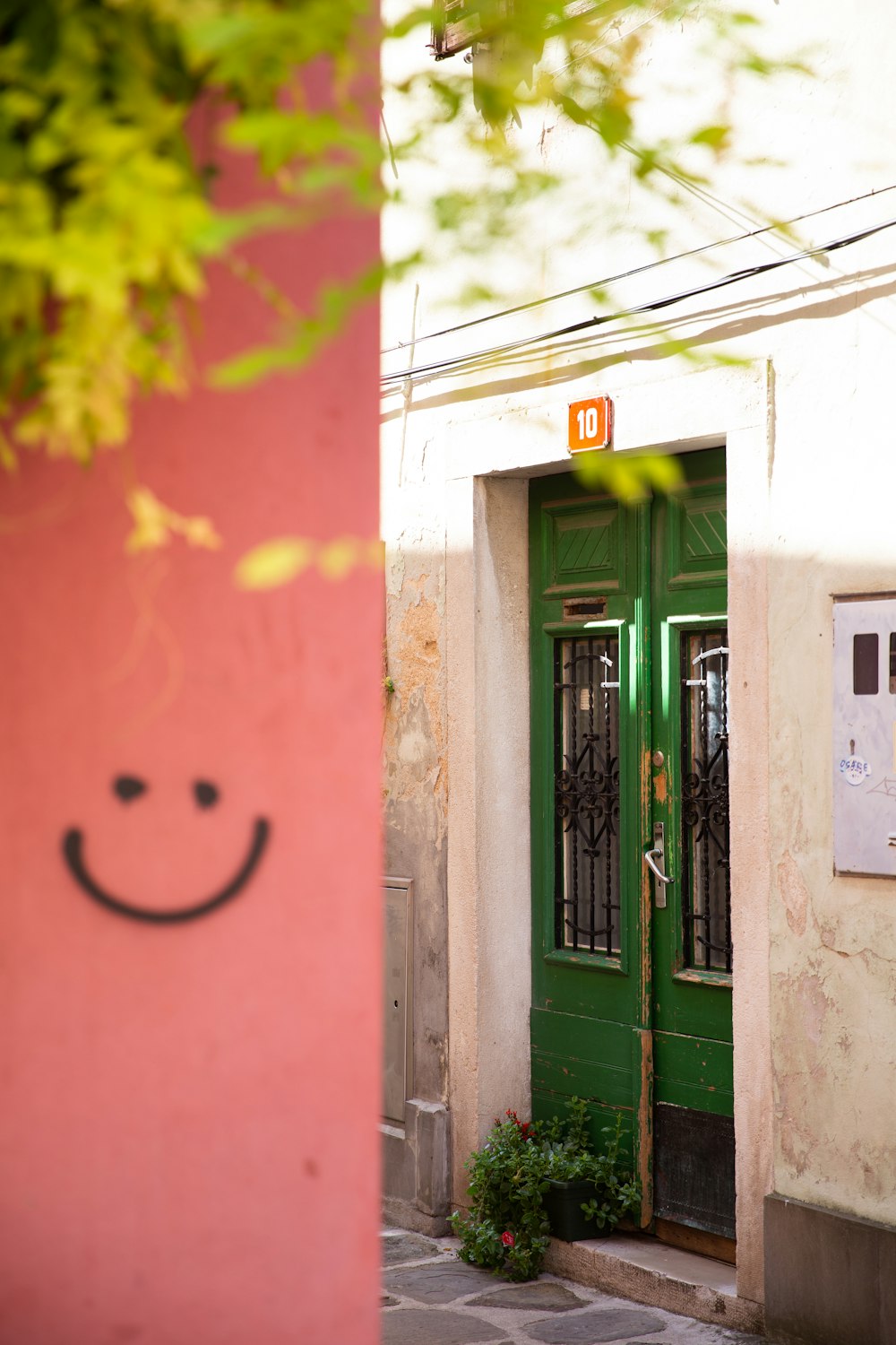 uma porta verde com um rosto sorridente desenhado nela